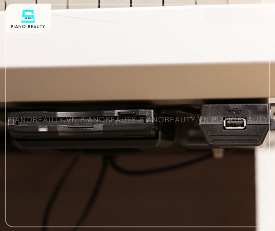 Electone Yamaha ELS 01X được tích hợp cổng USB tiện lợi