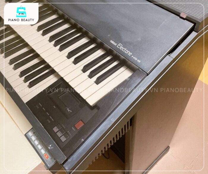 Đàn 2 tầng Electone Yamaha HS8 sở hữu ba bàn phím, cho phép người chơi biểu diễn linh hoạt