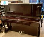 Đàn Piano Apollo AR78 với phần chân đàn được uốn cong mềm mại