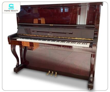 Đàn Piano Atlas A55M có mặt trước của đàn được trang trí cầu kỳ, kết hợp hài hòa với thiết kế chân mèo