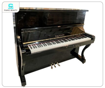 Đàn Piano Ballindamm B126 mang một diện mạo cổ điển đậm chất Châu Âu