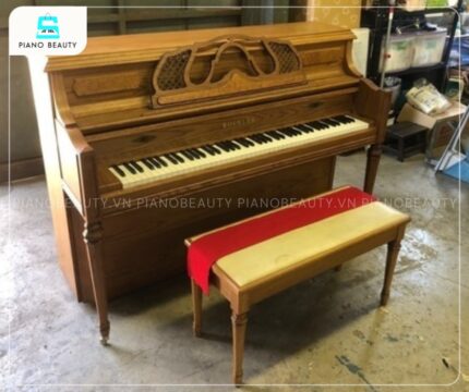 Đàn Piano Bockler AH100 sở hữu phong cách upright cổ điển đặc trưng của phương Tây