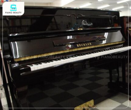 Đàn Piano Bockler AH30 chế tác từ chất liệu gỗ cao cấp, mang lại vẻ ngoài tinh tế và sang trọng