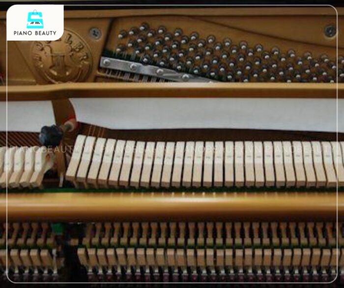 Đàn Piano Bockler AH30 có búa đàn được làm từ nỉ lông cừu.