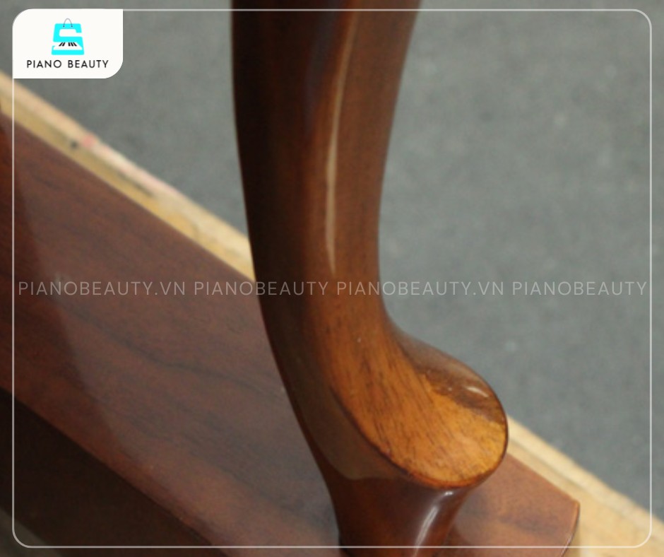 Đàn Piano Bockler AH50 sở hữu phần chân đàn cong duyên dáng