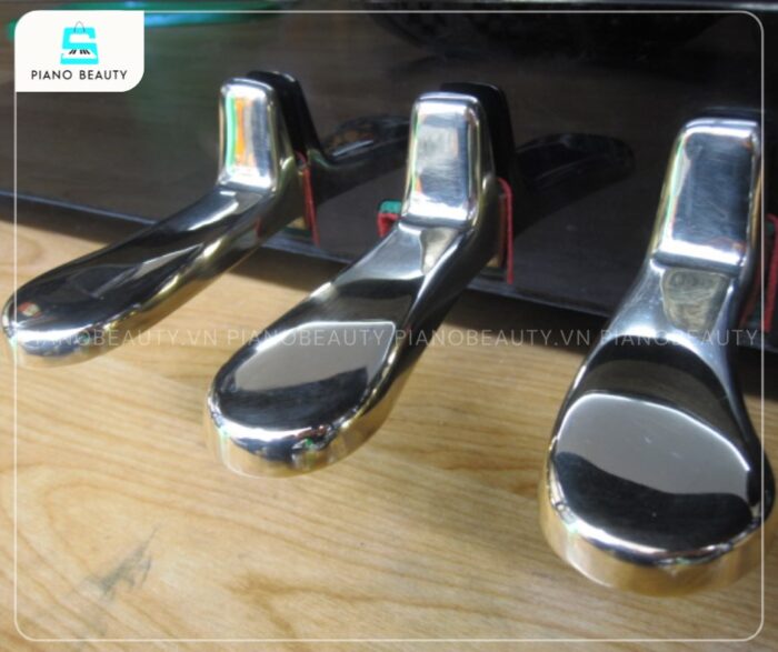 Đàn Piano Diapason 126CE với hệ thống 3 pedal (soft, muffler, damper) được trang bị đầy đủ
