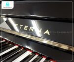 Đàn Piano Eterna 35 được phủ lớp sơn bóng bẩy