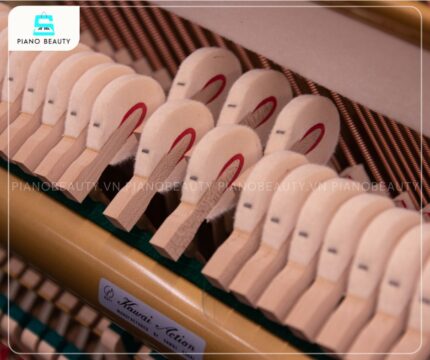 Búa đàn piano Kawai CX21D được sản xuất từ gỗ tự nhiên và có lớp bọc nỉ