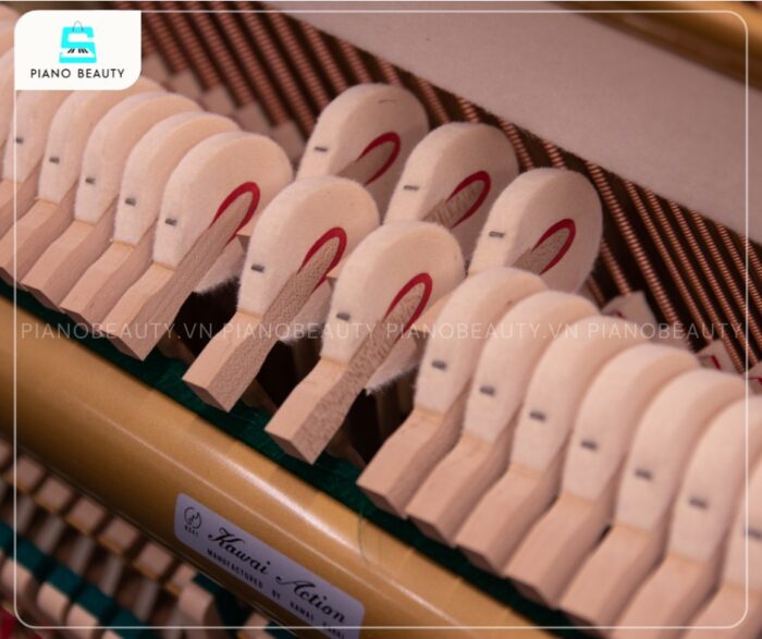 Búa đàn piano Kawai CX21D được sản xuất từ gỗ tự nhiên và có lớp bọc nỉ