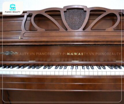Đàn Piano Kawai KL62KF phô diễn thiết kế upright piano truyền thống với bề mặt hoàn thiện bằng gỗ tự nhiên