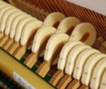 Đàn Piano Kawai NS10M có búa đàn được chế tạo từ nỉ lông cừu cao cấp, trải qua quy trình ép chặt và định hình tỉ mỉ