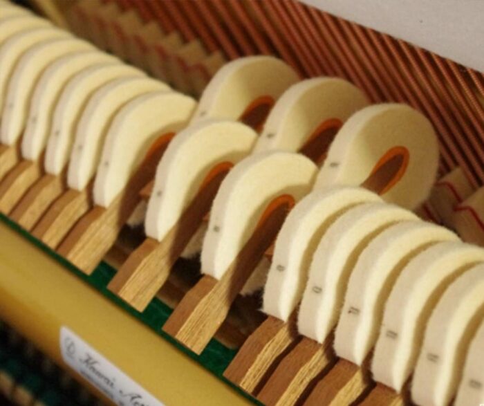 Đàn Piano Kawai NS10M có búa đàn được chế tạo từ nỉ lông cừu cao cấp, trải qua quy trình ép chặt và định hình tỉ mỉ