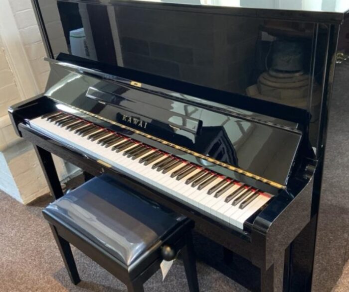 Đàn Piano Kawai NS15 với màu đen bóng mang đến cảm giác sang trọng, chuyên nghiệp