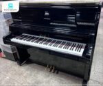 Đàn Piano Kawai US8X có vỏ ngoài được hoàn thiện từ gỗ nguyên khối và đánh bóng thủ công