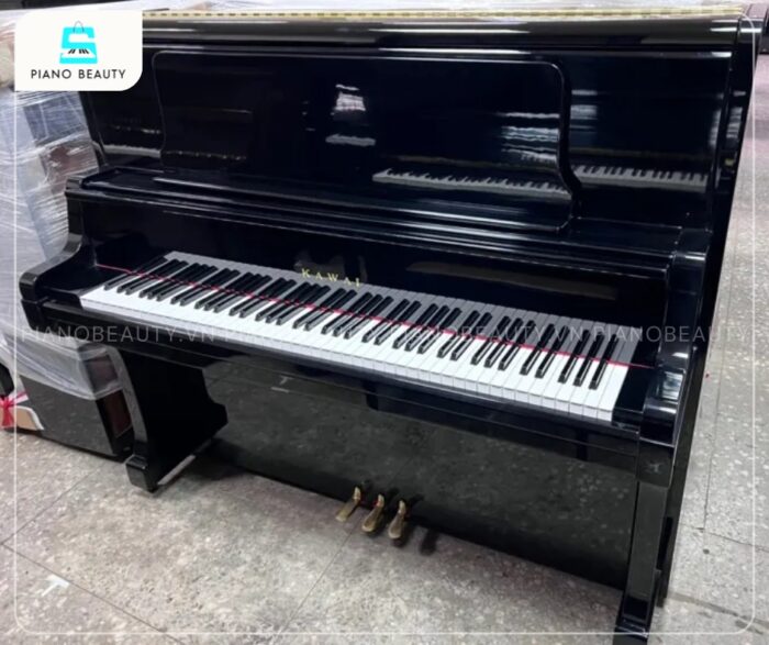 Đàn Piano Kawai US8X có vỏ ngoài được hoàn thiện từ gỗ nguyên khối và đánh bóng thủ công