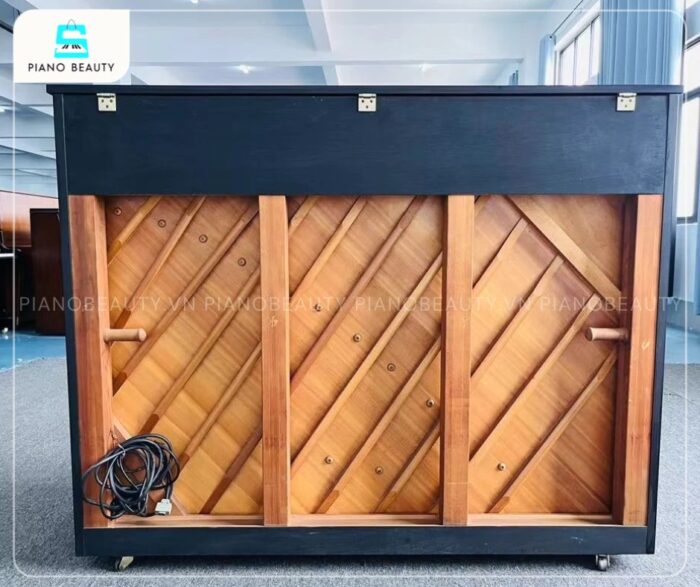 Đàn Piano Yamaha HQ90SXG có thiết kế piano cơ đứng truyền thống của Yamaha