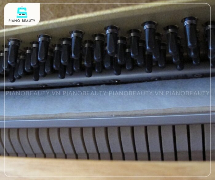 Đàn Piano Yamaha MC108 có búa đàn đã được ép chặt bằng nỉ lông cừu cao cấp
