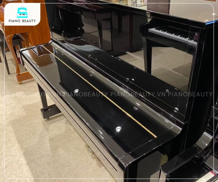 Đàn Piano Yamaha MC10BL được phủ lớp sơn đen bóng cao cấp