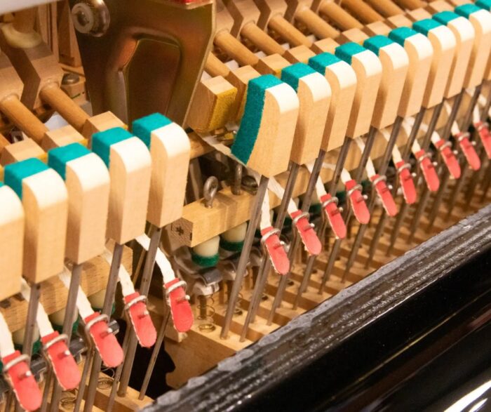 Đàn Piano Yamaha MC10BL mang đến trải nghiệm âm thanh vượt trội với chất âm sáng, rõ ràng