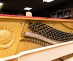 Đàn Piano Yamaha MC10BL có dây đàn làm từ thép cường độ cao