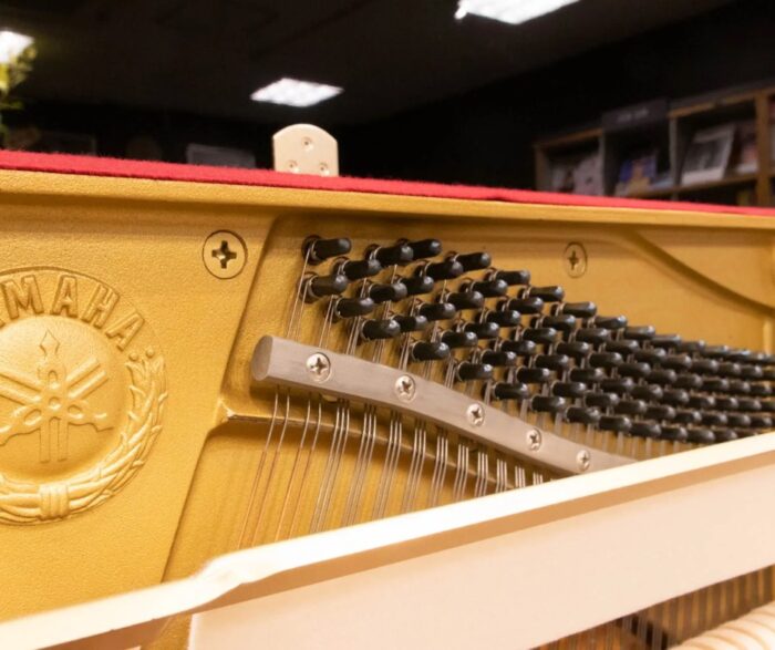 Đàn Piano Yamaha MC10BL có dây đàn làm từ thép cường độ cao