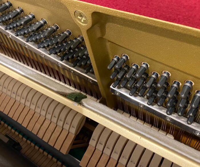 Đàn Piano Yamaha MC10BL có búa đàn sản xuất từ gỗ gụ
