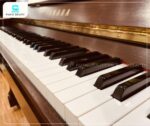 Đàn Piano Yamaha MC1AWnC có bàn phím làm từ chất liệu cao cấp: Acrypet cho phím trắng và Phenol cho phím đen