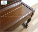 Đàn Piano Yamaha MC1AWnC có lớp vỏ ngoài làm từ gỗ óc chó tự nhiên