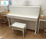 Đàn Piano Yamaha MC202 với màu trắng ngọc trai trang nhã