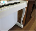 Đàn Piano Yamaha MC202 có thiết kế chân cong tinh tế