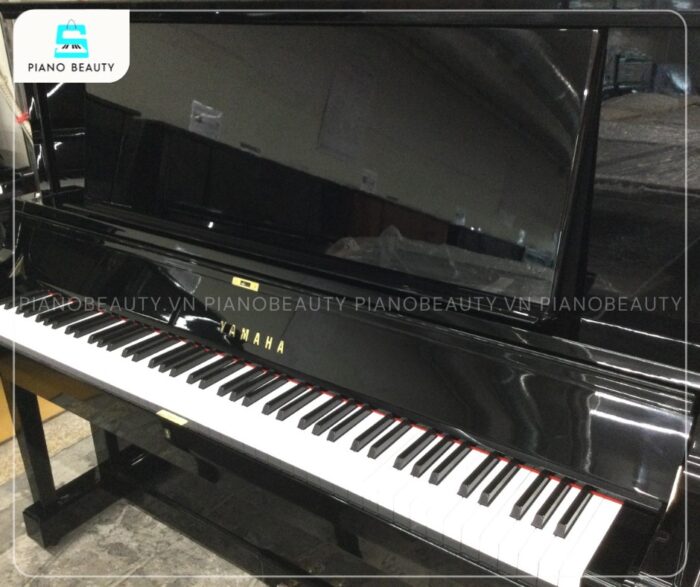 Đàn Piano Yamaha MC301 sử dụng vật liệu nhựa tổng hợp cao cấp cho cả phím trắng và phím đen