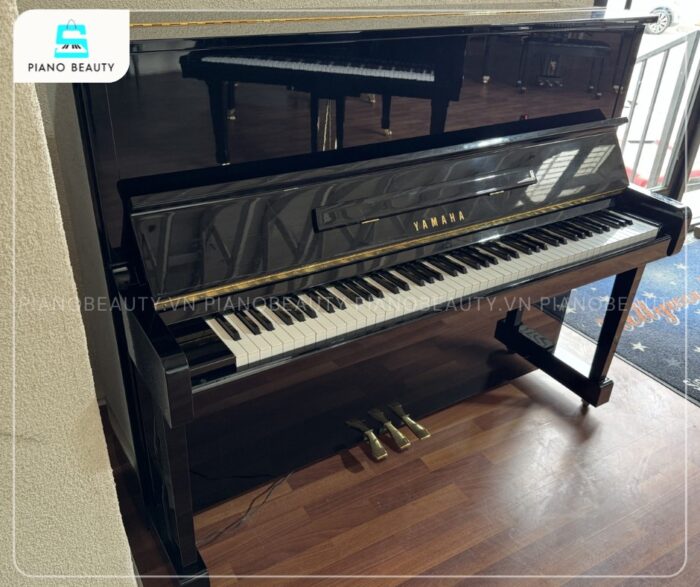 Đàn Piano Yamaha MC301 với sắc đen bóng truyền thống