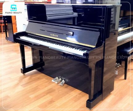 Đàn Piano Yamaha U100 có lớp vỏ ngoài của đàn thường được hoàn thiện bằng gỗ gụ hoặc gỗ mun cao cấp
