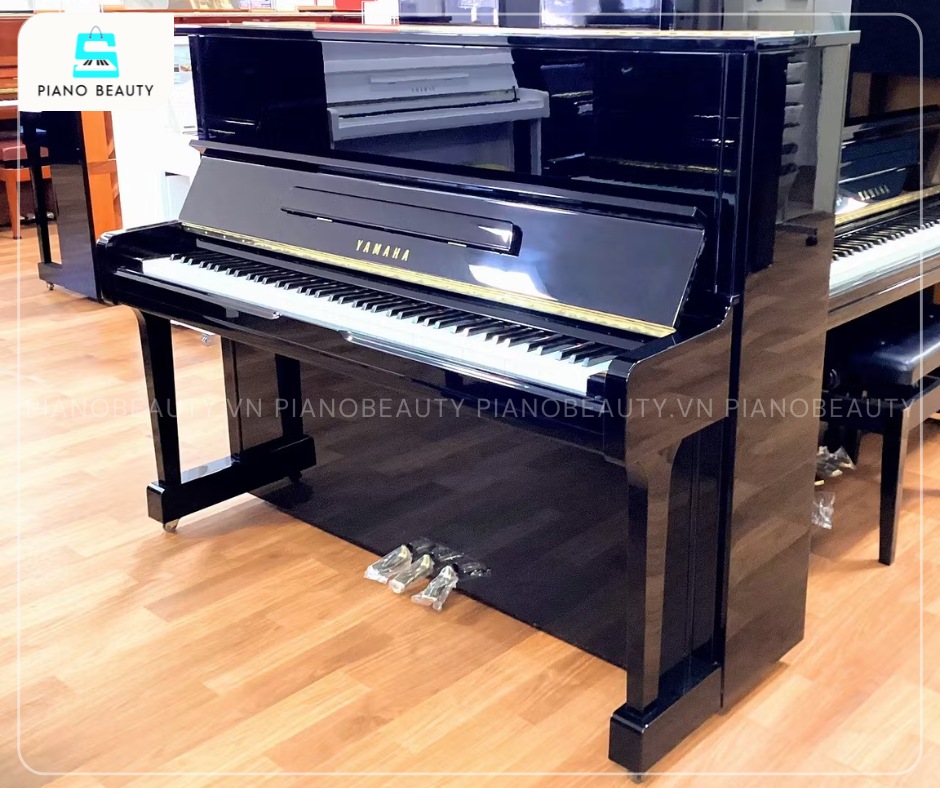Đàn Piano Yamaha U100 có lớp vỏ ngoài của đàn thường được hoàn thiện bằng gỗ gụ hoặc gỗ mun cao cấp
