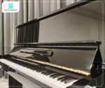 Đàn Piano Yamaha U2M được hoàn thiện bằng lớp sơn đen bóng