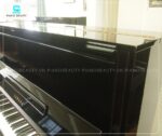 Đàn Piano Yamaha U300 có lớp vỏ ngoài của đàn thường được chế tác từ gỗ tự nhiên hoặc gỗ mun