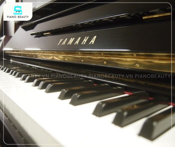 Đàn Piano Yamaha U300 trang bị bàn phím đem lại trải nghiệm chơi đàn vô cùng êm ái