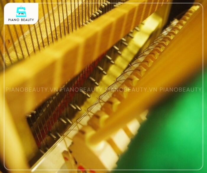 Đàn Piano Yamaha U300 trang bị dây đàn được làm từ thép cường độ cao