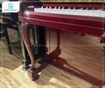 Đàn Piano Yamaha U30BiC có tông màu nâu sang trọng, thiết kế chân cong tinh tế