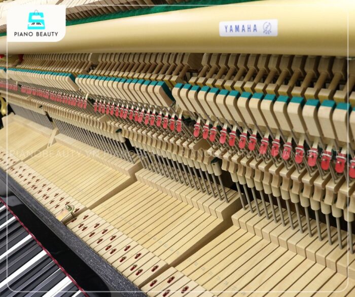 Đàn Piano Yamaha U30BL được sản xuất từ chất liệu gỗ cao cấp
