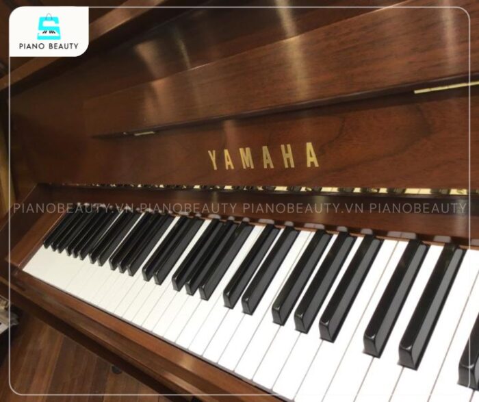 Đàn Piano Yamaha U30Wn với lớp vỏ đàn làm từ chất liệu gỗ Thông Bắc Mỹ quý