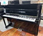 Đàn Piano Yamaha U5AS được hoàn thiện tỉ mỉ với lớp sơn đen bóng