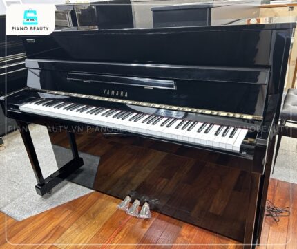 Đàn Piano Yamaha U5AS được hoàn thiện tỉ mỉ với lớp sơn đen bóng