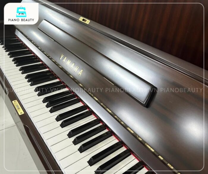 Đàn Piano Yamaha U5H được chế tác từ chất liệu gỗ quý hiếm, được nhập khẩu từ Bắc Phi