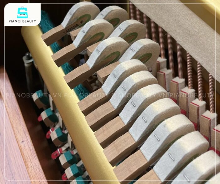 Đàn Piano Yamaha U7C có búa đàn được làm từ lông cừu tự nhiên cao cấp, góp phần tạo nên âm thanh ấm và dày