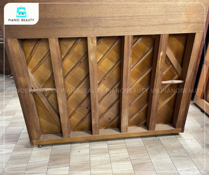 Đàn Piano Yamaha U7C có lưng đàng được sản xuất từ chất liệu gỗ cao cấp