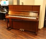 Đàn Piano Yamaha UX10Wn với phần thùng đàn thường được chế tác từ gỗ óc chó chất lượng cao