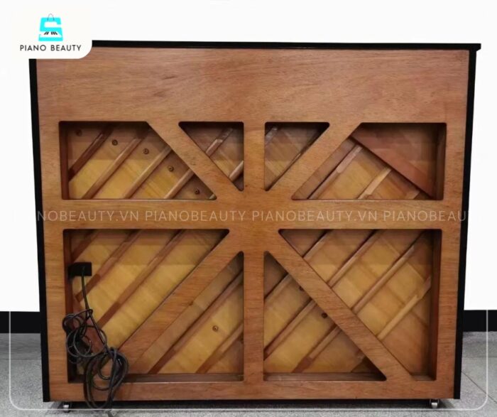 Đàn Piano Yamaha UX300 sở hữu kích thước tiêu chuẩn của dòng U3 với chiều cao 131cm