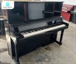 Thân đàn Piano Yamaha UX300 được chế tác tỉ mỉ từ loại gỗ gụ quý hiếm