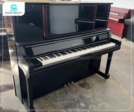 Thân đàn Piano Yamaha UX300 được chế tác tỉ mỉ từ loại gỗ gụ quý hiếm